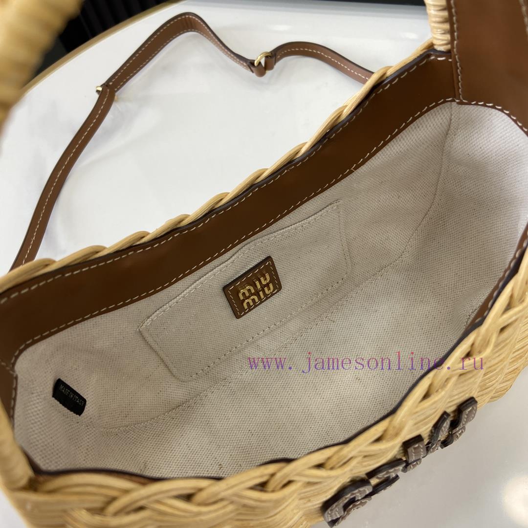 MiuMiu Bags The New MiuWander Handbag Comes With A Complete Set Of Original Packaging. It Features The Icon w2scrmac - Image 10