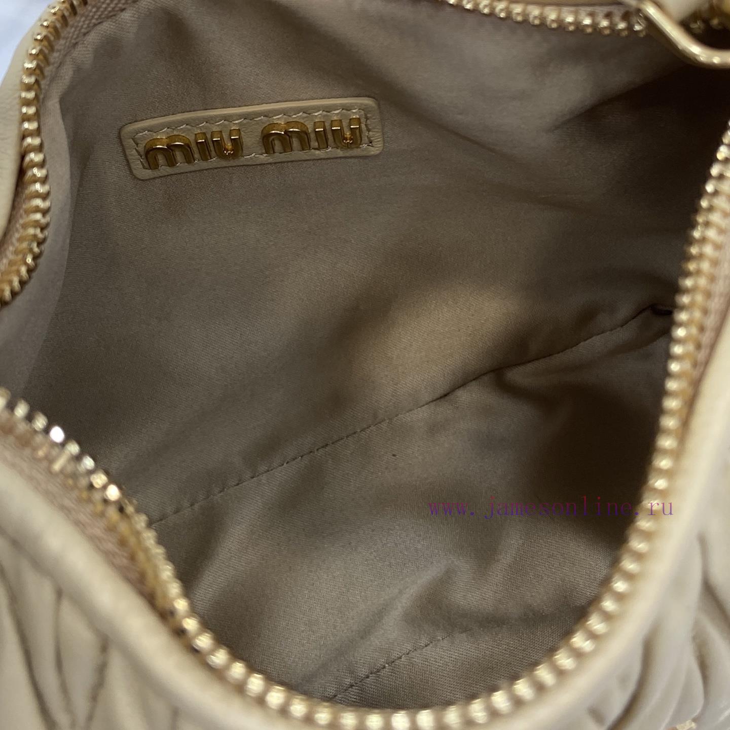 MiuMiu Bags The New MiuWander Handbag Comes With A Complete Set Of Original Packaging. It Features The Icon r40llo23 - Image 9