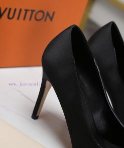 The MostThe Latest ZG LV Single Shoe For 2024 This Urban Twist Women's Shoe Is A Fashionable Up 26rr41md