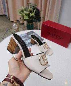 19668-6 Valentino Has Made A Strong Debut And Its Popularity Is Self-evident. Socialites Love F wi0uppa2