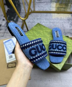 Gucci's Latest Popular Slippers Are Made Of Light Blue Denim Fabric Adorned With Handwritten GU qlp86mpo