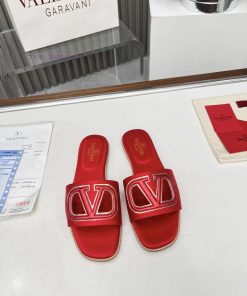 Top Notch ️️️ 2024 Spring/Summer Wu Qianyu New Valentino Hollow Flat Slippers With 3D Pressing 976nannv