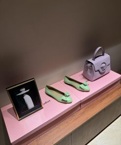 Ferragamo 24/Early Spring New Ferragamo Flat Sneakers This Year's Hot Bow Paired With A Sleek A 13s7xc9j