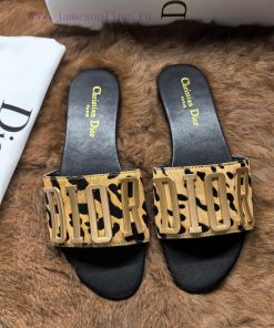 Top [Strong] [Strong] Dior 2024s New Fashion Show Explosive Letter Metal Logo Lazy Slippers Wit so4bsktv