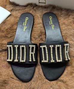 Top [Strong] [Strong] Dior 2024s New Fashion Show Explosive Pearl Letter Metal Logo Lazy Slippe lmok7zwx