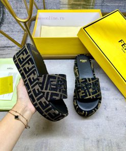 FENDI's Latest Popular Broadband Thick Soled Slippers Made Of Brown Denim Material With The Ico ydayc63v