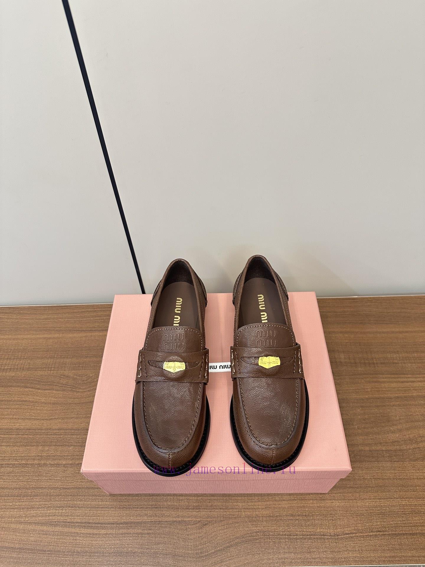 MiuMiu Miu Miu 2025 Early Spring New Gold Coin Buckle LoafersMiu Miu This Is A Small Leather Sh 3sdgnu11