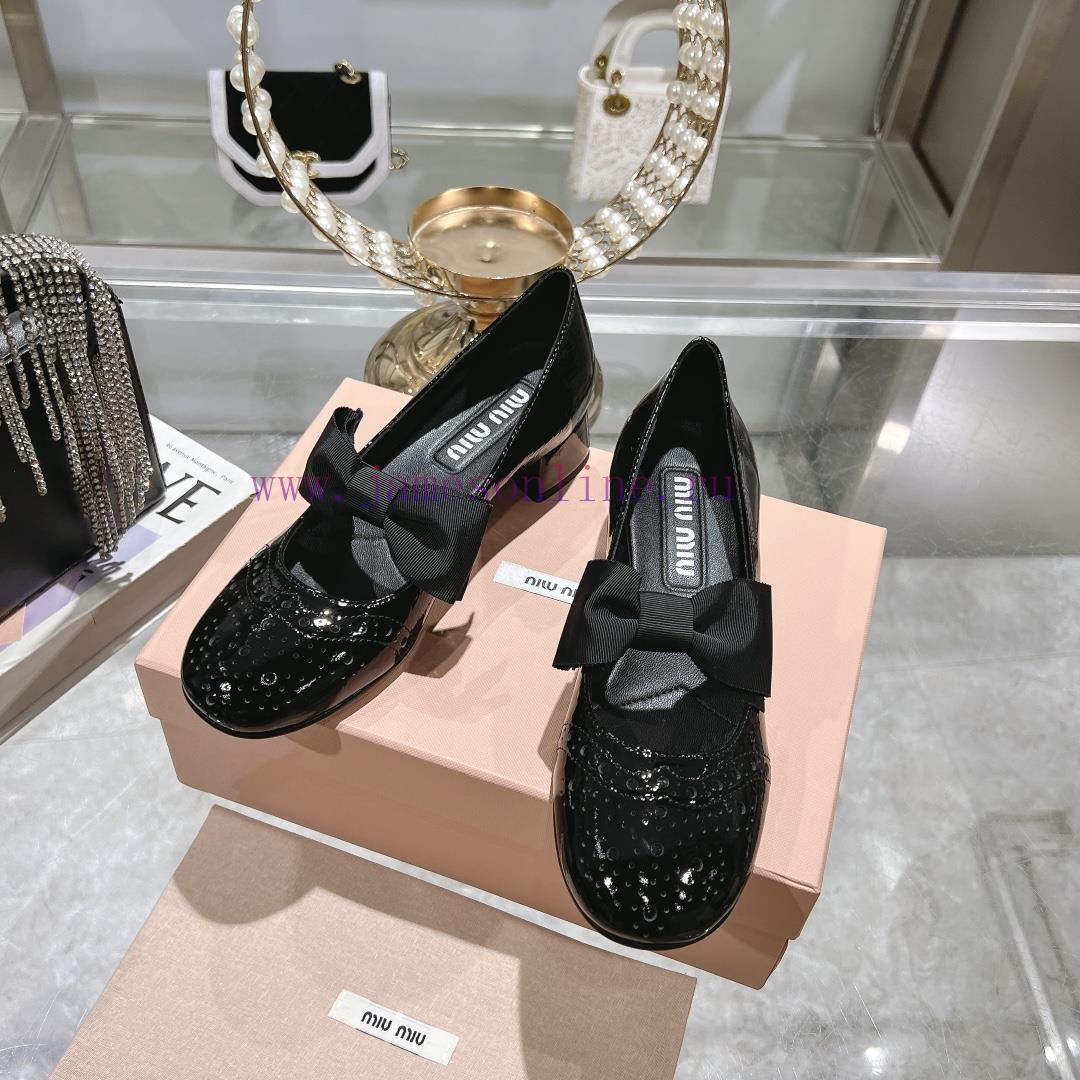 Top TierMIU MIU SS25 Early Spring Fashion Show New Retro Thick Heel Round Head Mary Jane Bow El cjeogsqu - Image 5