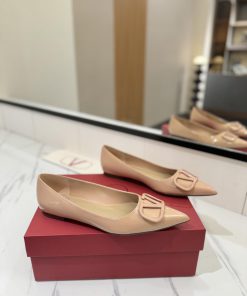 Valentino Launches A New Single Shoe Collection Featuring Flat Heeled Pointed V-button SandalsT 0fg9qpdk