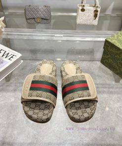 P Unisex GG Gucciucci SlippersGucci Women's Signature Shoes Highlight A Striking Theme With A F tin63ofg