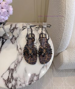 Saint Laurent YSL Yang Shulin's New Strap Flat Sandals With Bohemian Vacation Style Beautiful A a4y9i70u