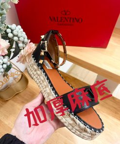 New ProductValentino Garavani Lychee Leather Strap Wedge Sandals-Metal Effect Processing Rivet jqu4mzc5