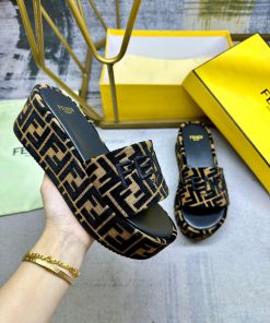 FENDI's Latest Popular Broadband Thick Soled Slippers Made Of Denim Material With The Iconic Ch o91mypc5