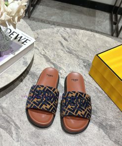 Fendi's Couple's Fashion Show Main Promotion Is The Slipper Series With A New Product Launched. e0f0xp9t