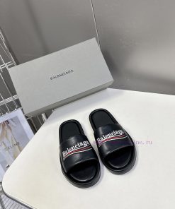 Balenciaga's New Couple Slippers Are Top-notch And Super Popular. Balenciaga's Slippers Are Lov ps0e11ig