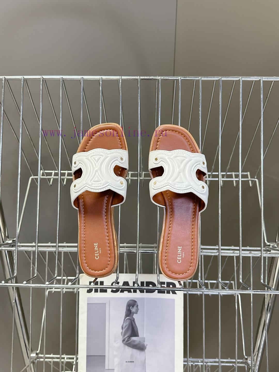 CELINE's New Spring And Summer Products Triumphal Arch Retro Roman Sandals And Slippers Come In 44vrluyp - Image 7