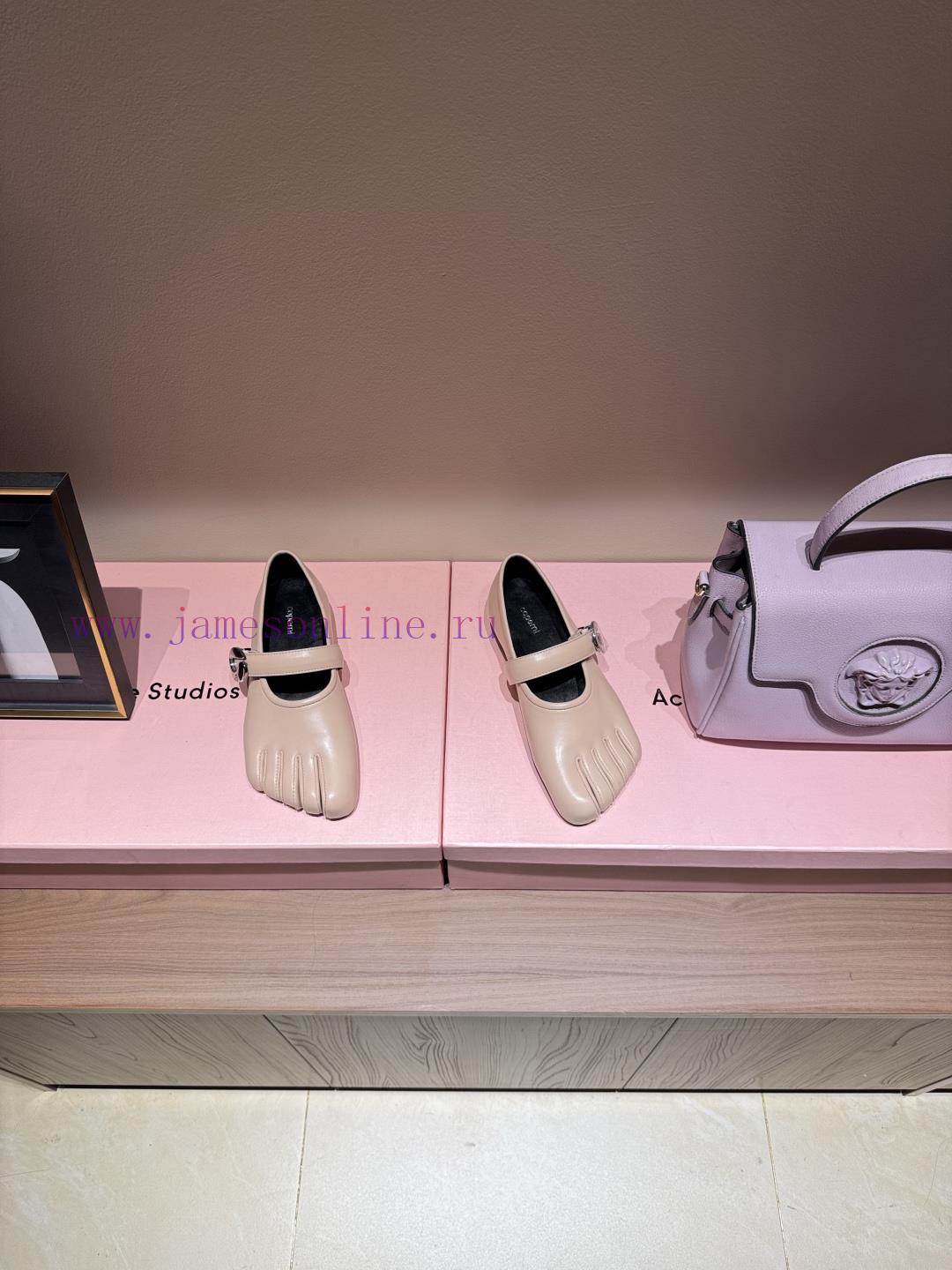 Coperni Thin Soled Five Finger Shoes With Personalized Split Toe DesignThin Soled Shoes Have Gr gsgi54gg - Image 3