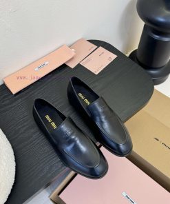 Miu Miu 25ss New Block Round Toe LoafersThis Block Shoe Features A Classic Minimalist Design Wi 3vy599kq