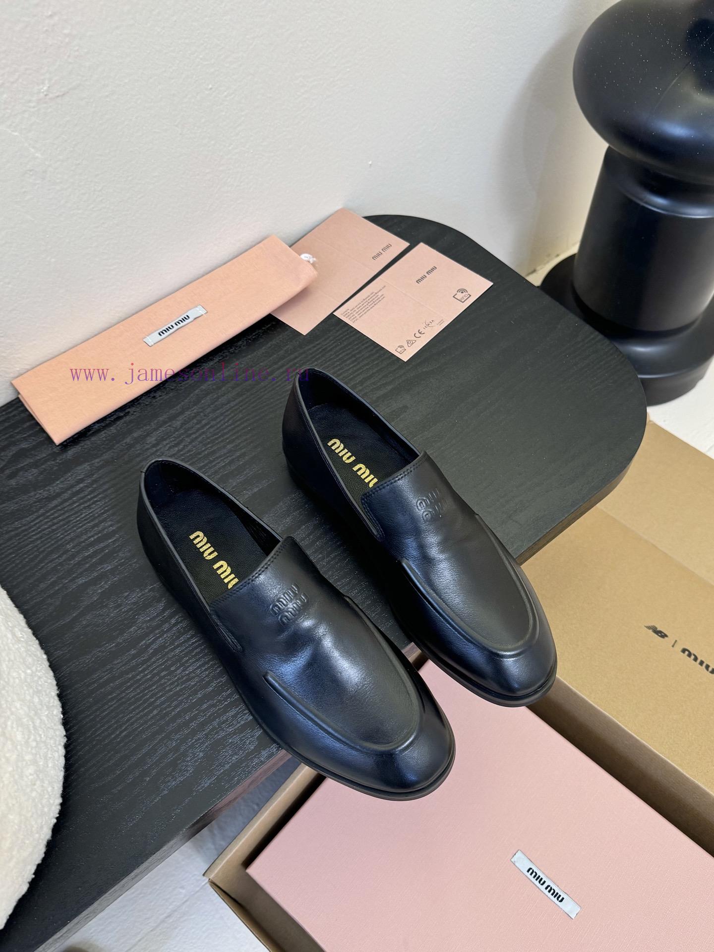 Miu Miu 25ss New Block Round Toe LoafersThis Block Shoe Features A Classic Minimalist Design Wi 3vy599kq